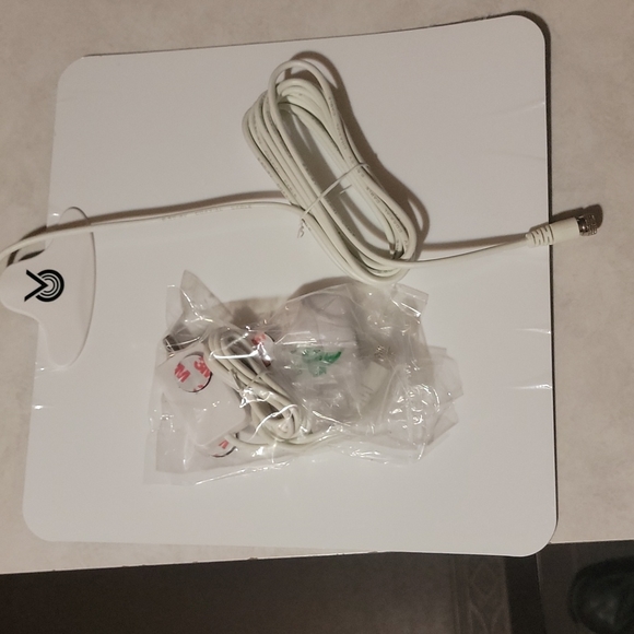 Clearview HDTV Antenna window/wall mount 50 mile range - Picture 3 of 3